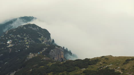 Gebetsgipfel-Und-Teil-Des-Lagers-Der-Weißen-Bruderschaft-Neben-Den-Sieben-Rila-seen-In-Rila-bulgarien