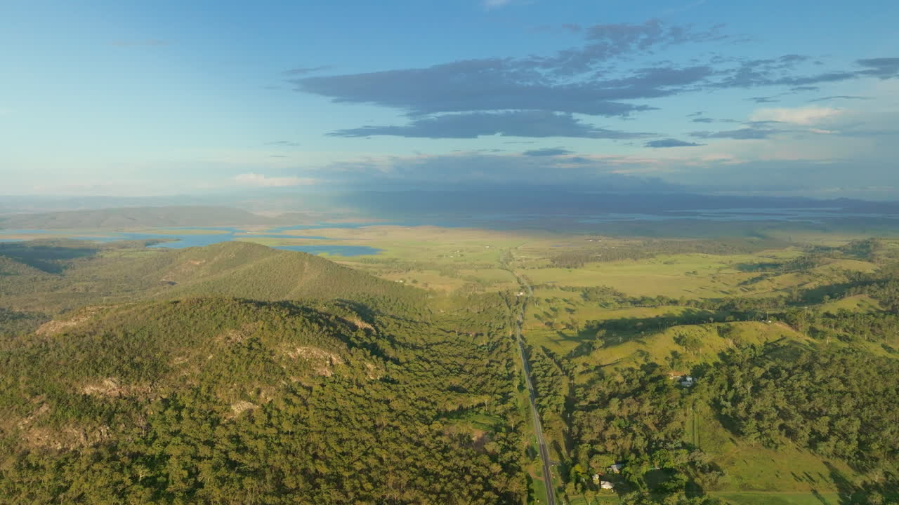 항공 드론 비행 초록색 오스트레일리아 시골 풍경과 지평선에 폭풍우 구름, 4k