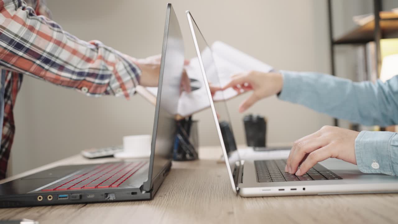fotografía de cerca de las manos de una mujer de negocios escribiendo en el teclado de una computadora portátil para buscar información, soporte de comunicación en línea, investigación de mercadotecnia, informe de negocios en el escritorio de la oficina por la noche.