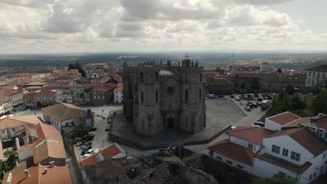 vista por drones de la majestuosa catedral de guarda en portugal, europa