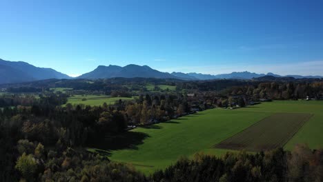 在德國巴伐利亞的 chiemsee 附近,有美麗的自然風景和高山