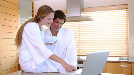 una pareja en bata de baño en un chat de video