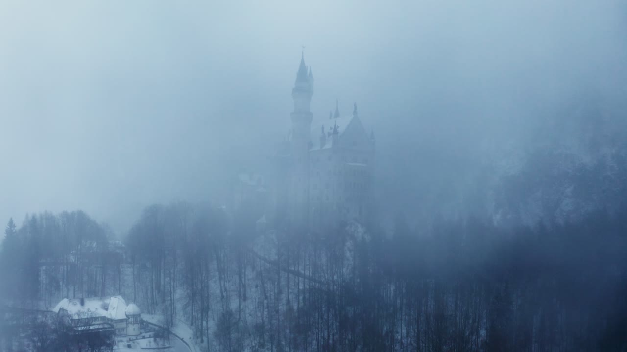 el castillo de neuschwanstein en un paisaje invernal de niebla