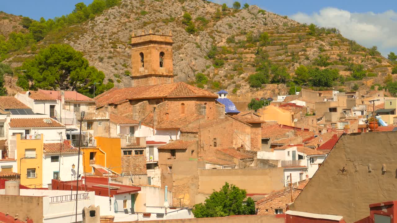 vista panorámica de casas y edificios históricos en borriol, españa