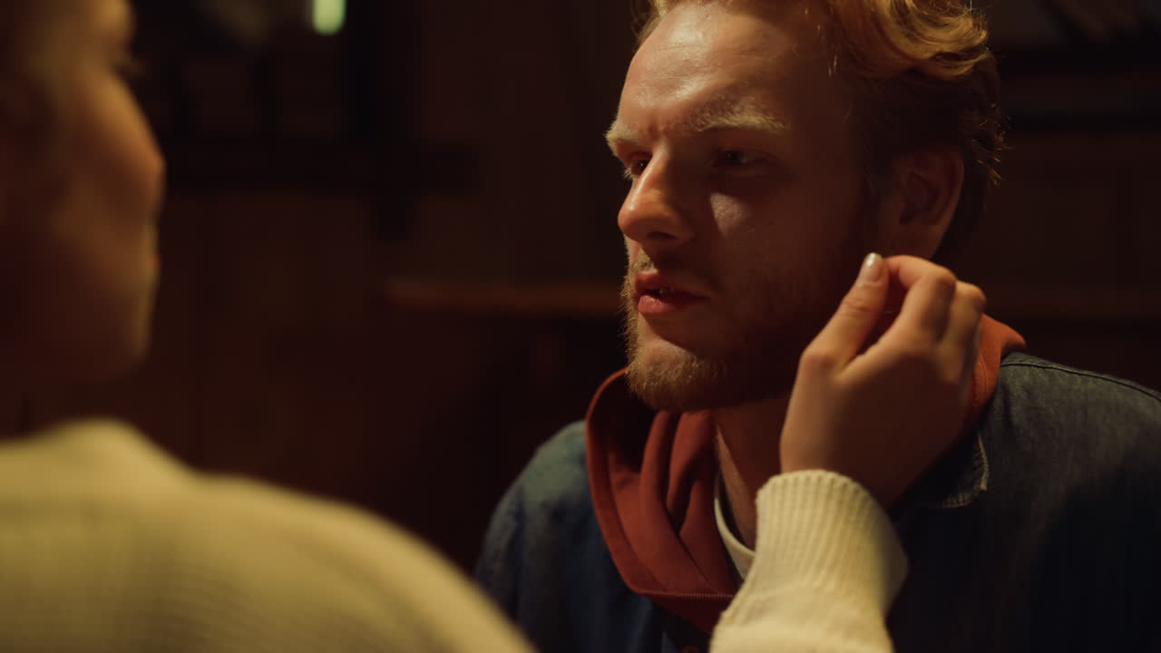 pareja coqueteando relajarse juntos en una cita romántica. los jóvenes se tocan.