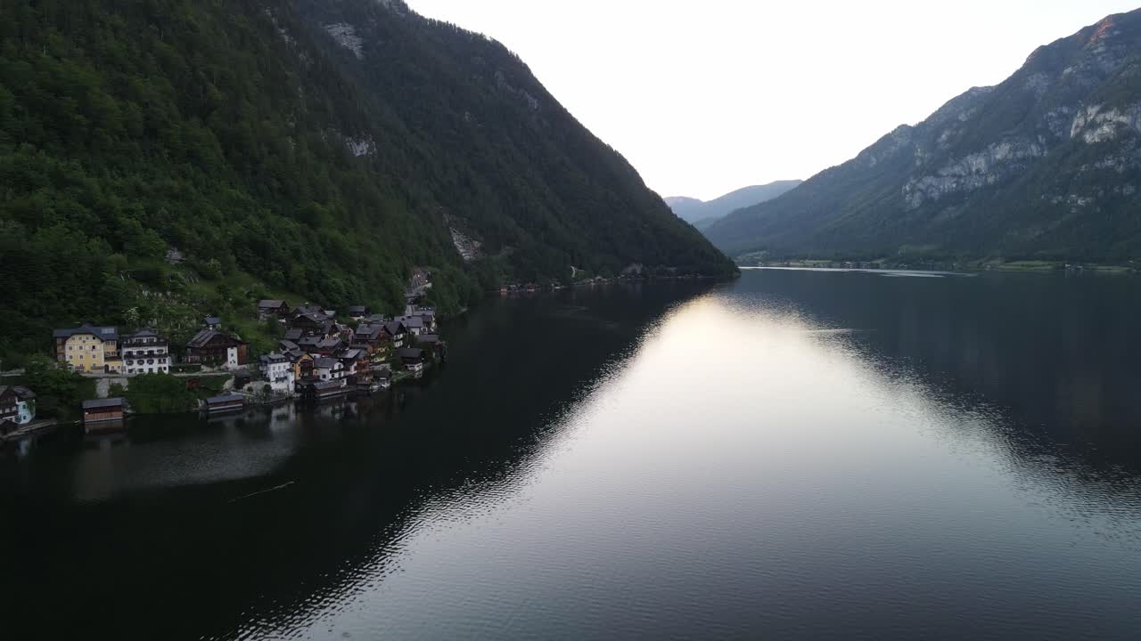 Hallstatt-søen i Østrig, en af de mest berømte turistattraktioner i Salzkammergut-alperne. Dronebillede i fugleperspektiv af den ikoniske landsby ved søen, bjerge og roligt vand