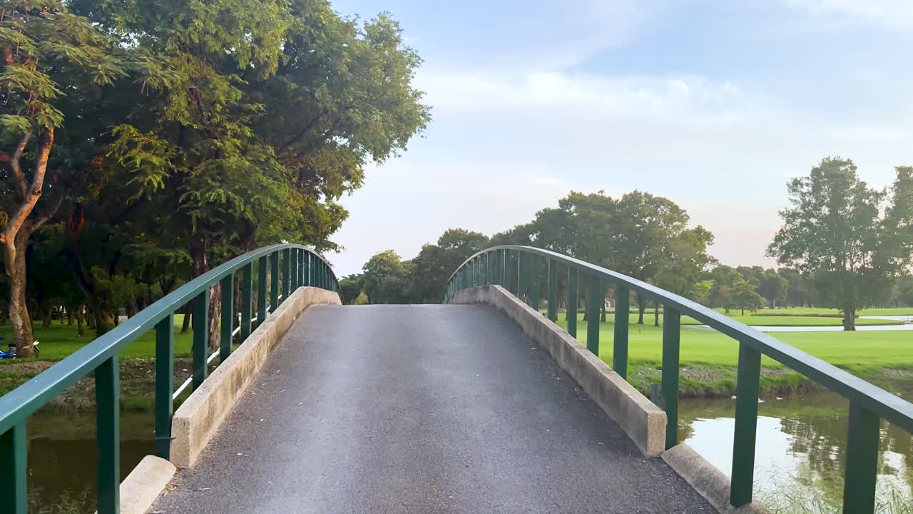 다리 와 골프장 의 경관