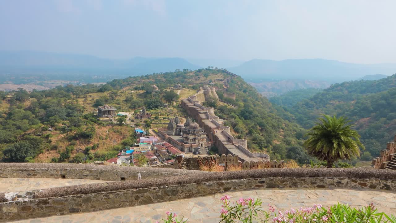 kumbhalgarh es una fortaleza de mewar en la cordillera occidental de las colinas aravalli, en el distrito de rajsamand cerca de udaipur del estado de rajasthan en el oeste de la india.