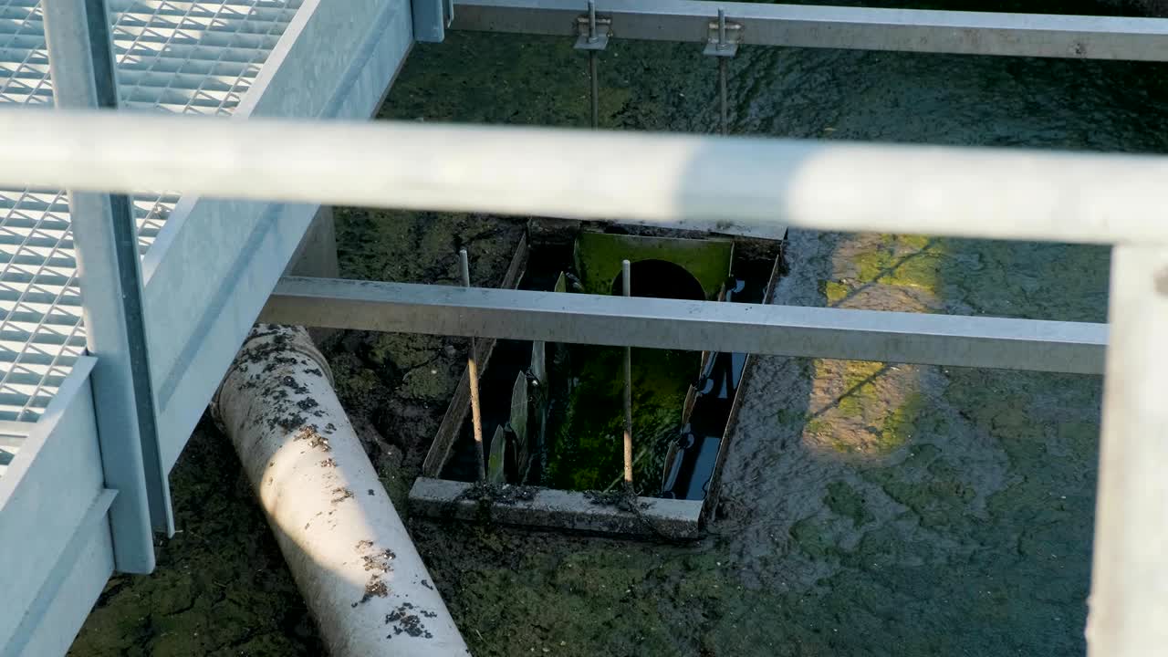 소규모 하수 처리 시설에서 기본적인 폐수 필터링