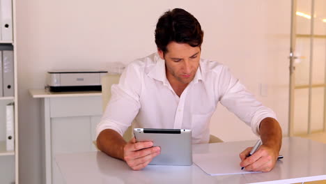 hombre de negocios usando una tableta en su escritorio