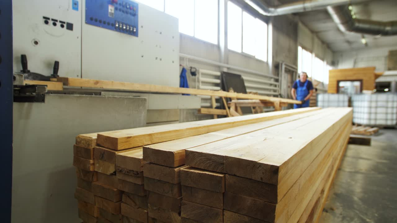un falegname lavora sulla lavorazione del legno la macchina utensile