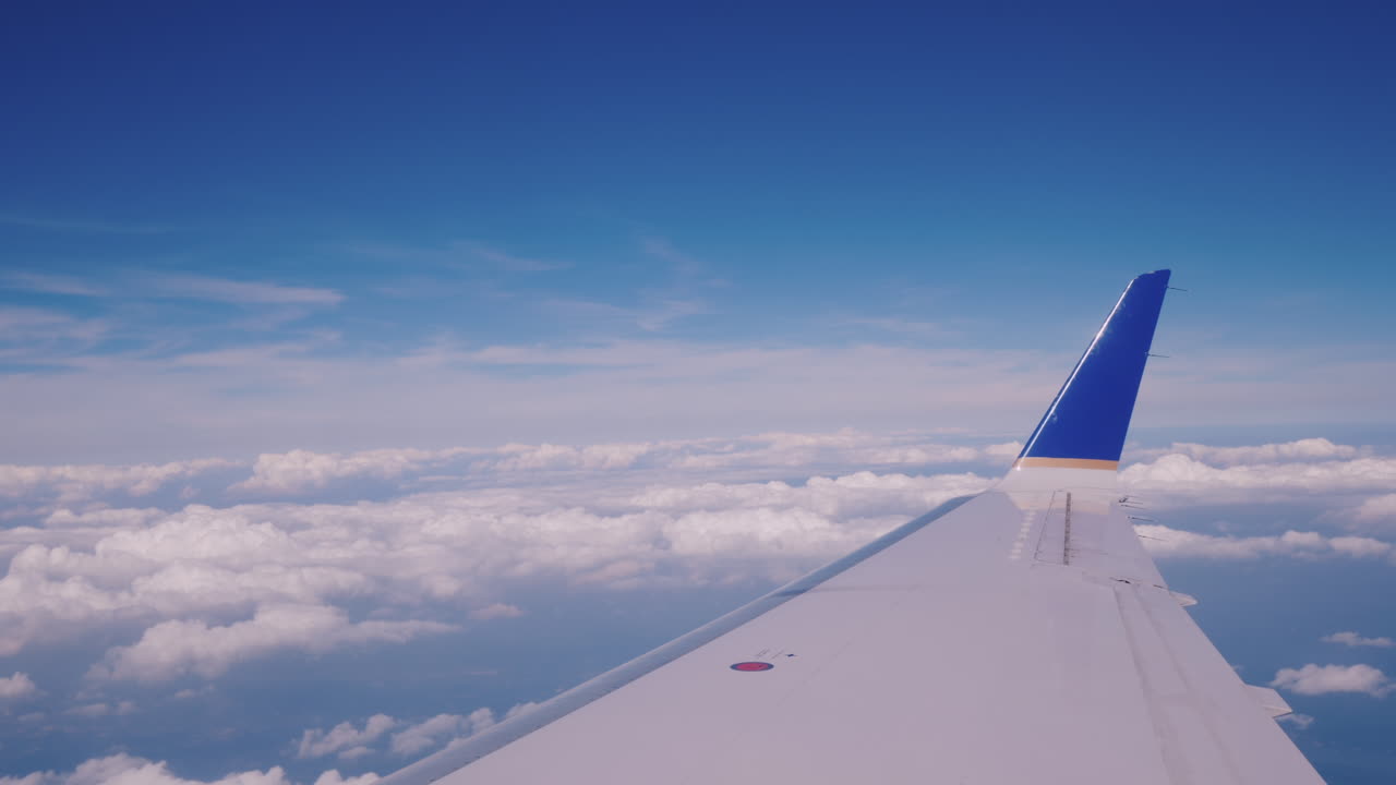 여객기의 조수석에서 날개와 구름까지의 전망