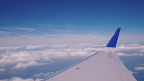 Blick-Vom-Passagiersitz-Des-Verkehrsflugzeugs-Auf-Den-Flügel-Und-Die-Wolken