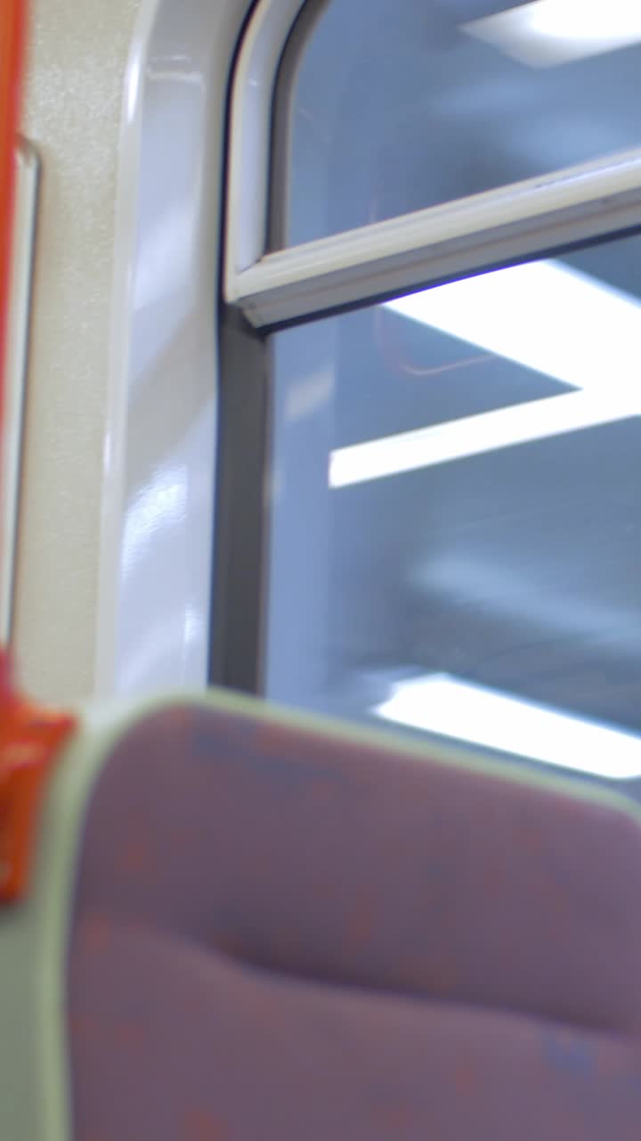 Vista interna di un treno in movimento con sedili vuoti