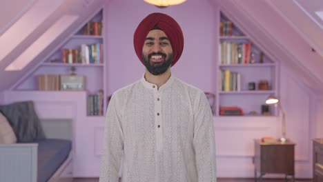 hombre indio sikh feliz riéndose de alguien