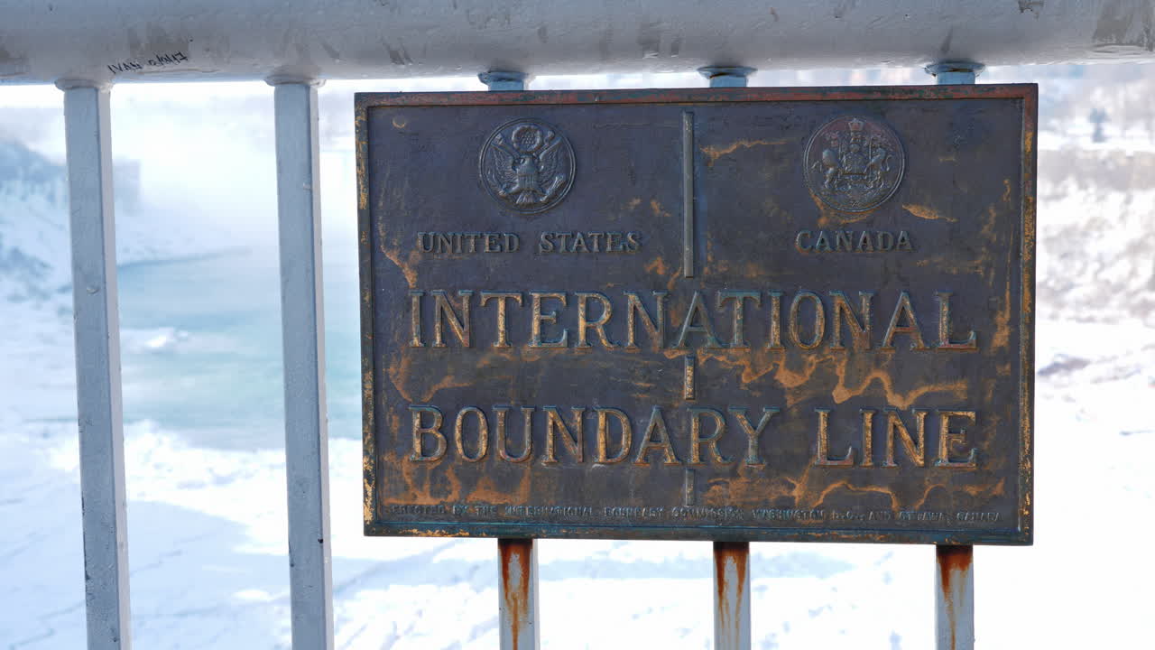 미국과 캐나다의 국경 위치를 나타내는 무지개 다리의 판