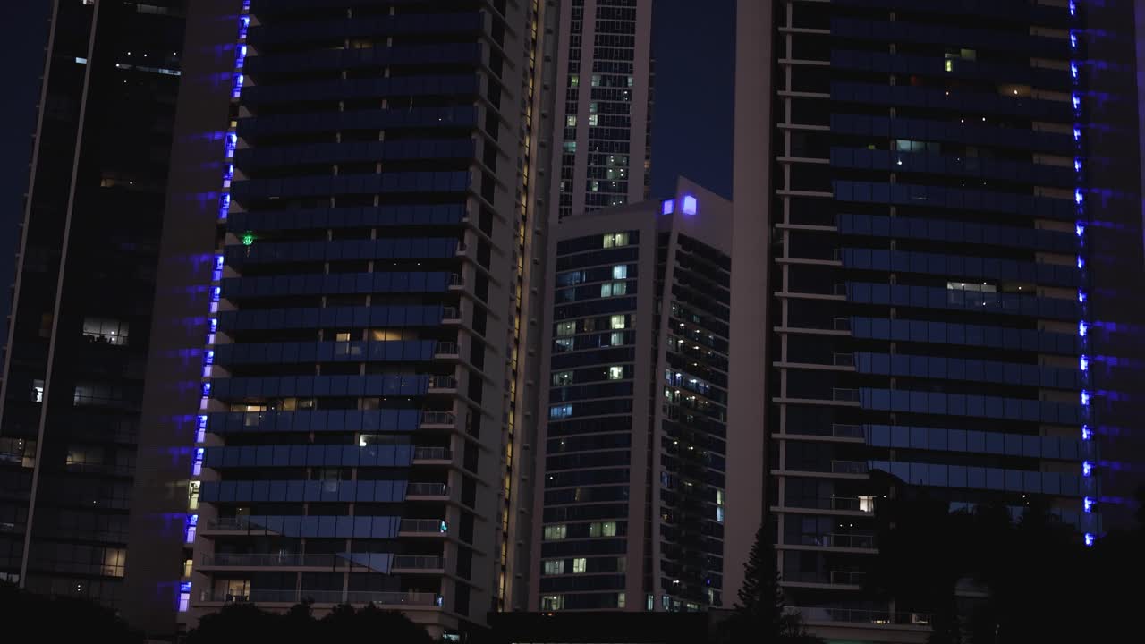 vista nocturna de la fachada de un edificio iluminado