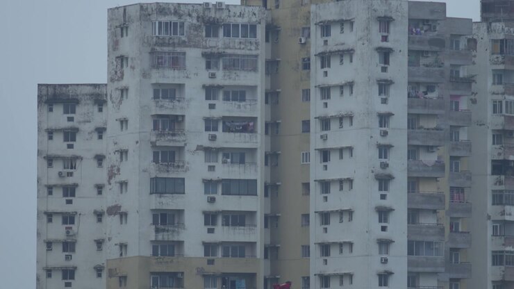 Edifícios enormes em áreas urbanas