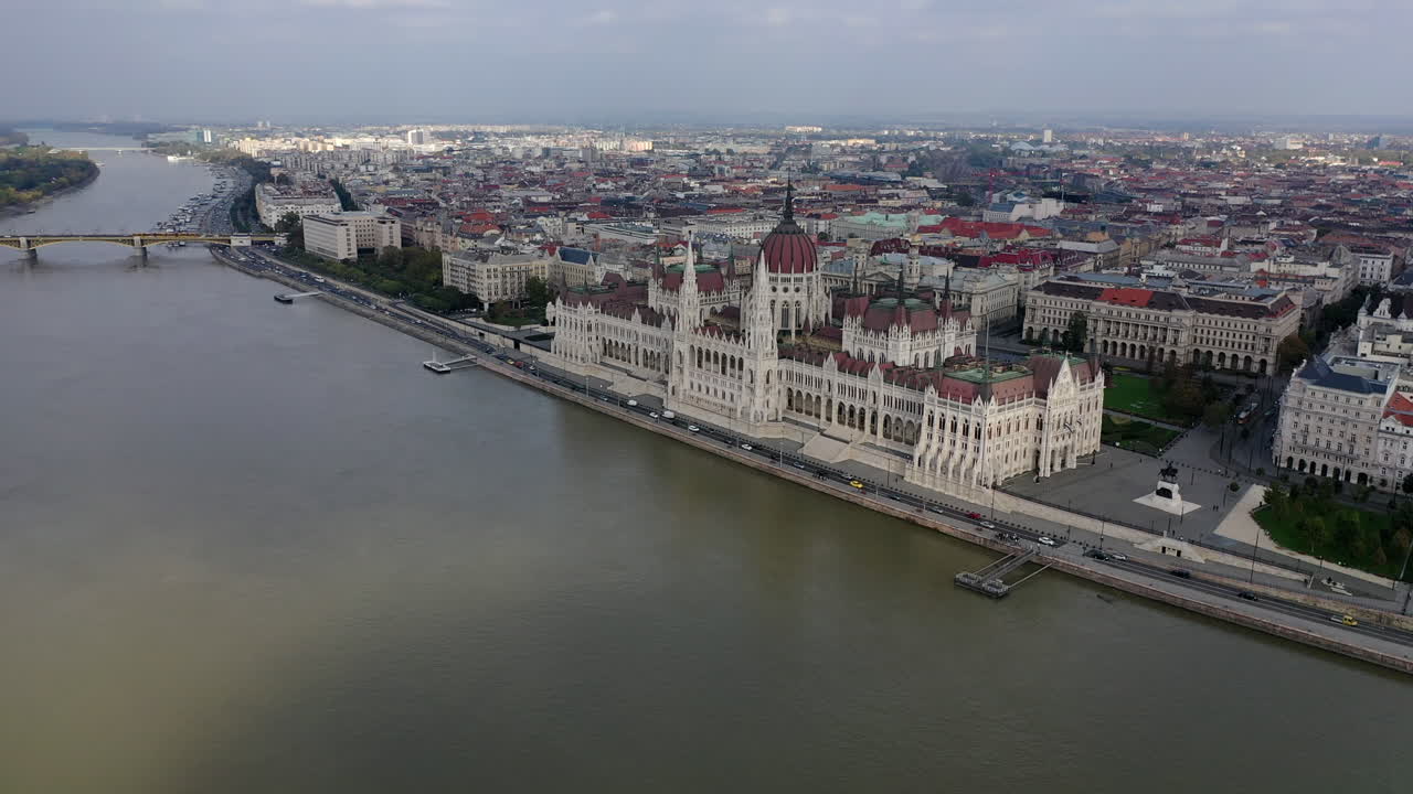 Vista aerea dell'edificio del Parlamento e della capitale Budapest