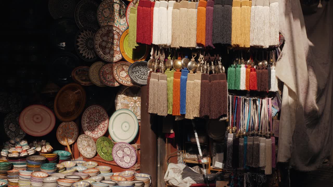 оживленный марокканский рыночный киоск с традиционной керамикой и текстилем