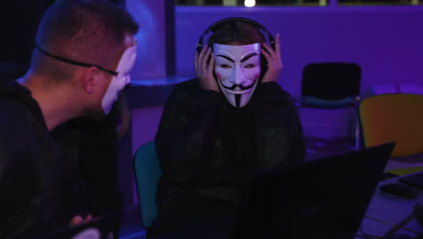 hackers en una reunión