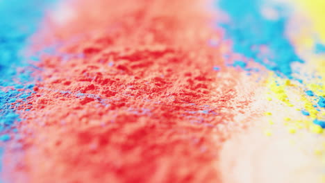 vídeo de primer plano de polvos multicolores con espacio de copia sobre fondo blanco