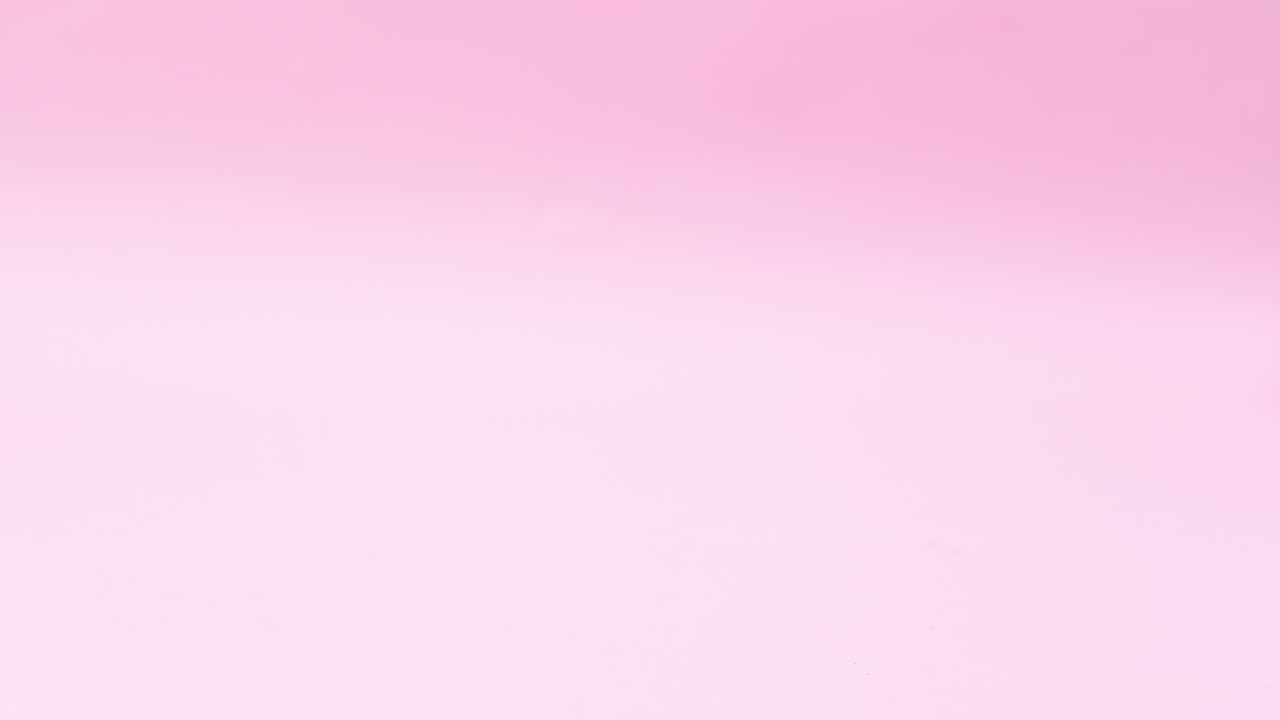 fondo rosa pastel con bufanda de invierno, gorra y pequeños adornos de navidad con dulces de navidad.