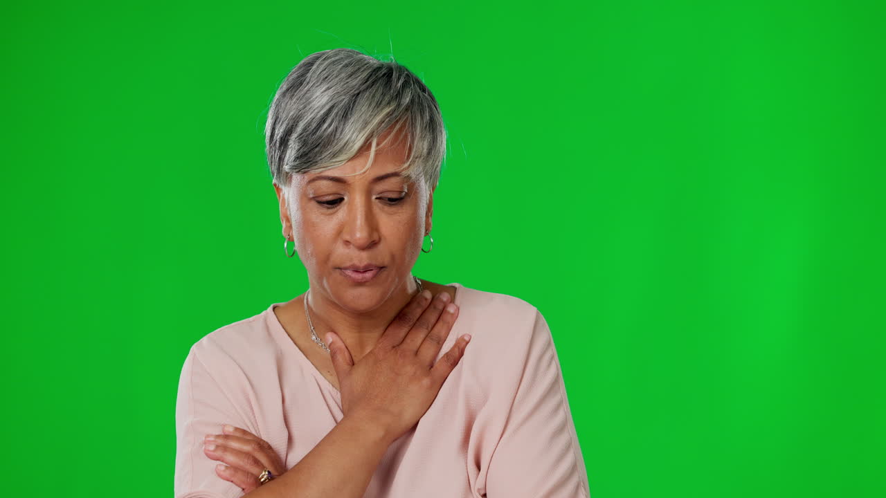 pantalla verde, ansiedad y mujer mayor respirar