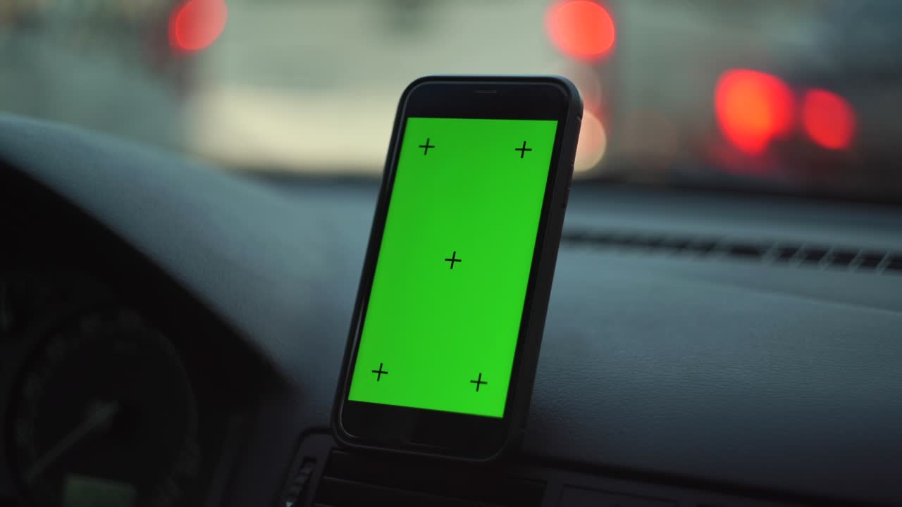 la chica presiona el teléfono con una pantalla verde