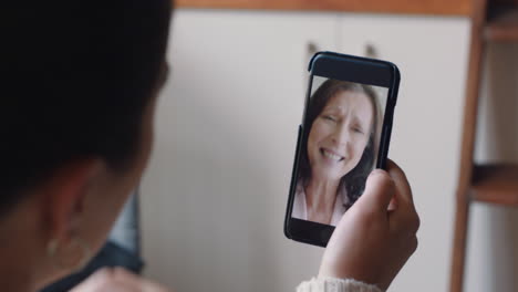 mujer joven teniendo video chat usando teléfono inteligente en casa hablando con su madre disfrutando de la conversación compartiendo estilo de vida en el teléfono móvil