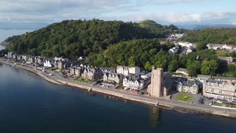 La-Catedral-De-St-Columba-En-Oban,-Ciudad-Costera-En-La-Costa-Oeste-De-Escocia,-Tomas-Aéreas-De-Drones-4k-Hd-Vuelan-En