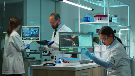 equipo de científicos comprobando el desarrollo del virus utilizando alta tecnología
