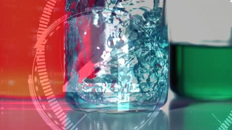 animación del escaneo del alcance y el procesamiento de datos sobre vasos con líquido