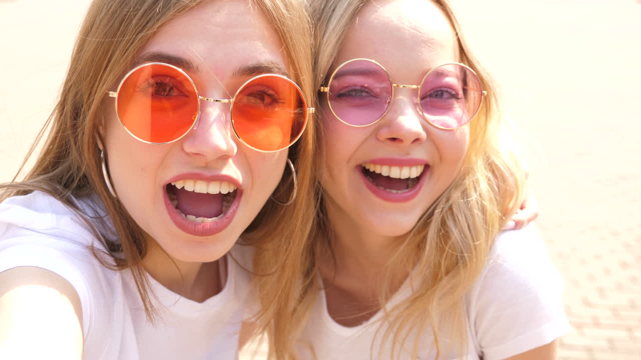 두 친구가 셀카를 찍고 있습니다.