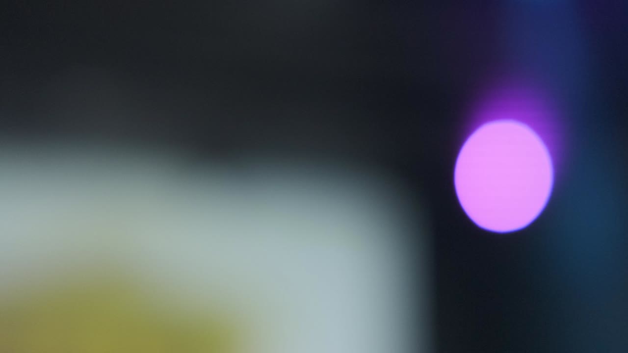 abstracto aislado borroso festivo rosado luces azules con bokeh. estrellas circulares brillantes movimiento animación 3d. concepto de vacaciones telón de fondo con formas brillantes parpadeantes