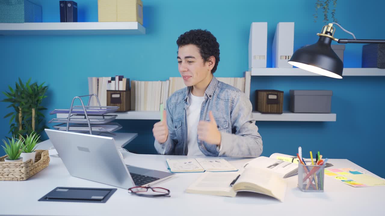 남자 학생이 노트북으로 선생님에게 질문을 하고, 십대 학생이 온라인 수업을 하고 있습니다.