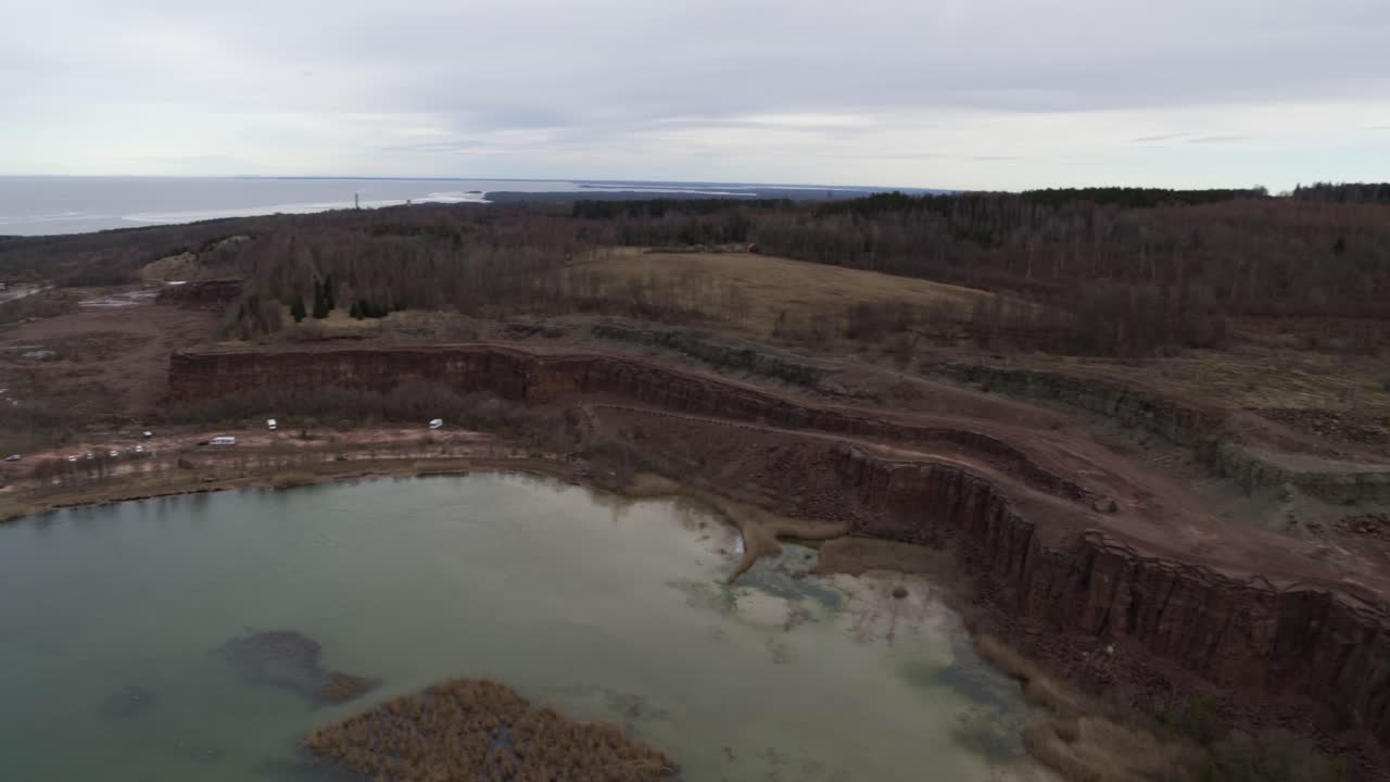 высокий взгляд с воздуха пейзаж полета беспилотника над озером в киннекуле, швеция