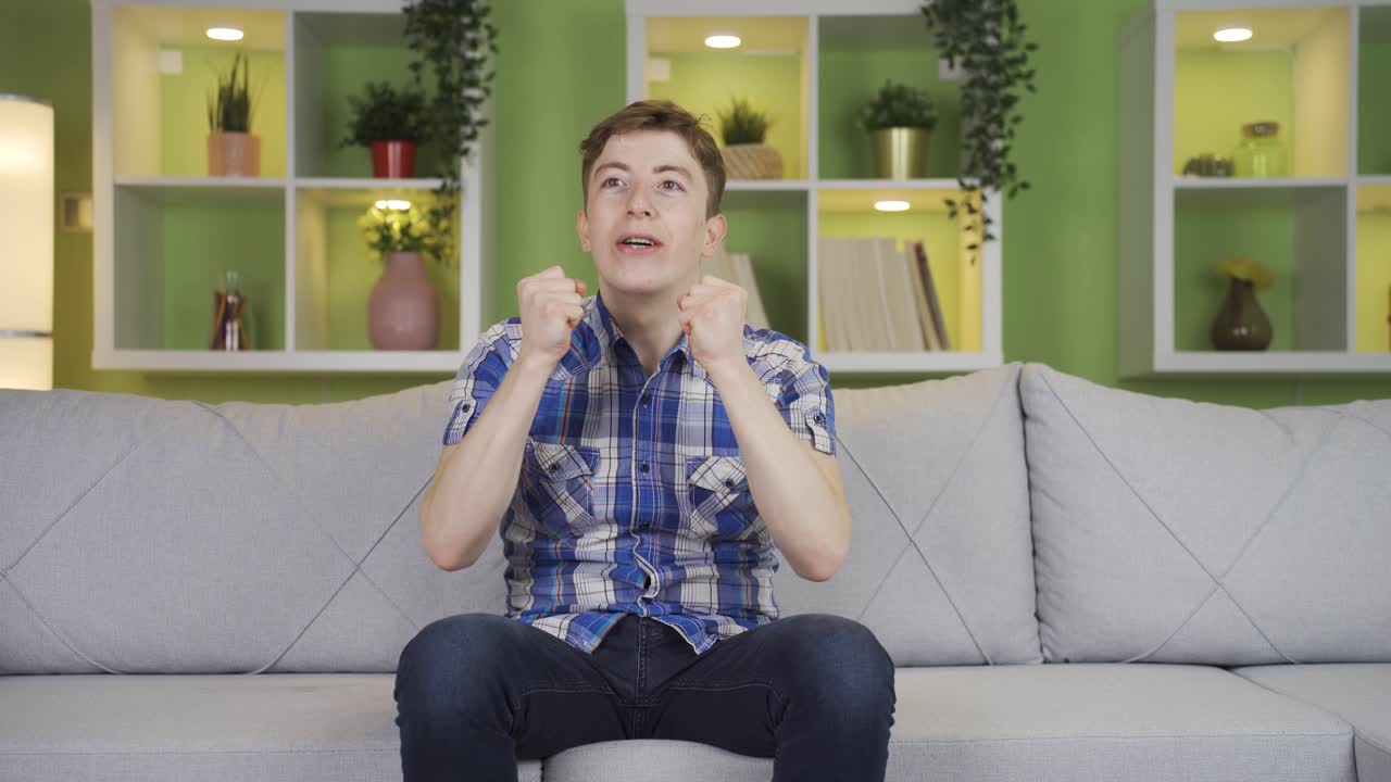 젊은이는 집에서 즐겁고 장난스럽습니다.