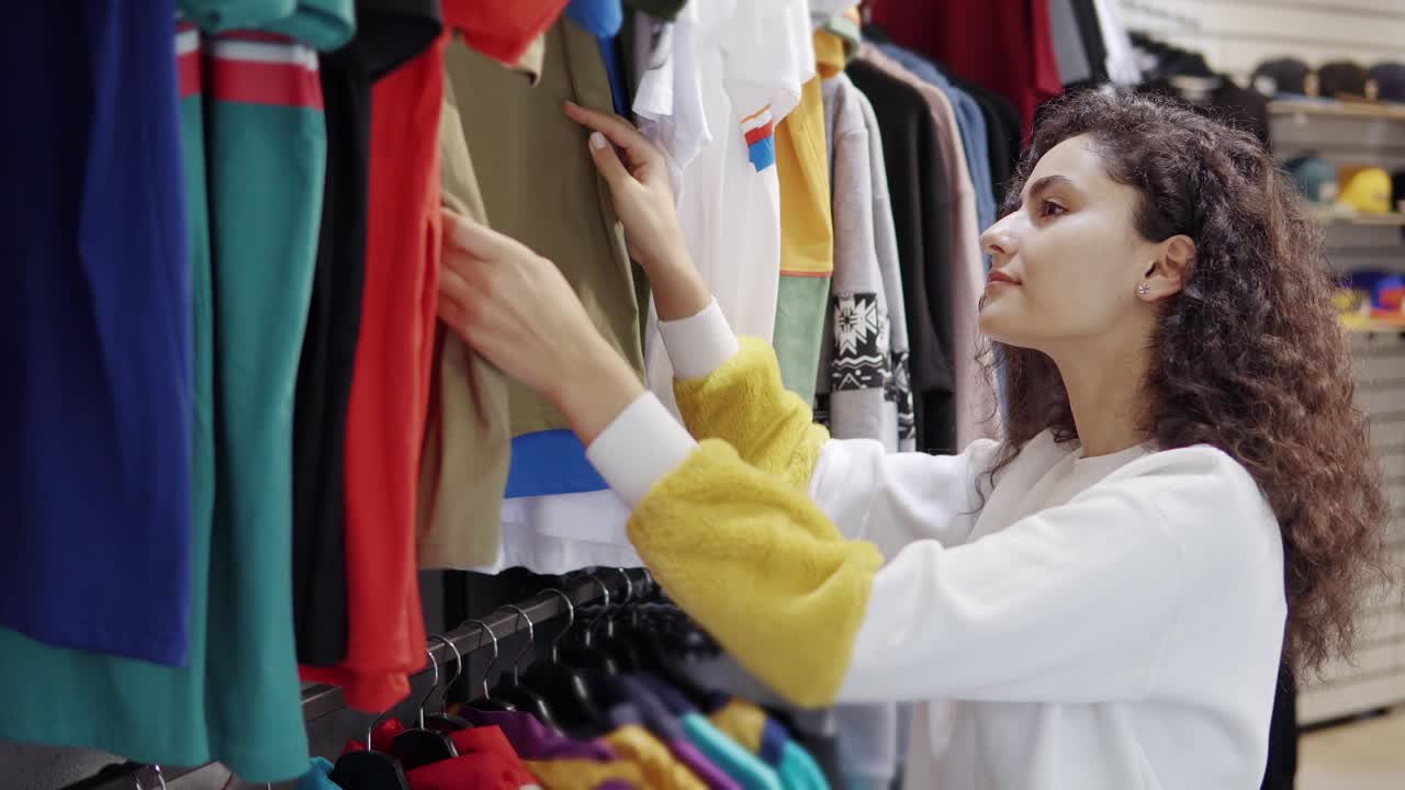 mujer comprando ropa en una tienda de ropa