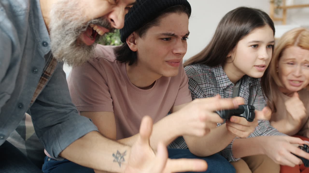 Famiglia che gioca insieme ai videogiochi