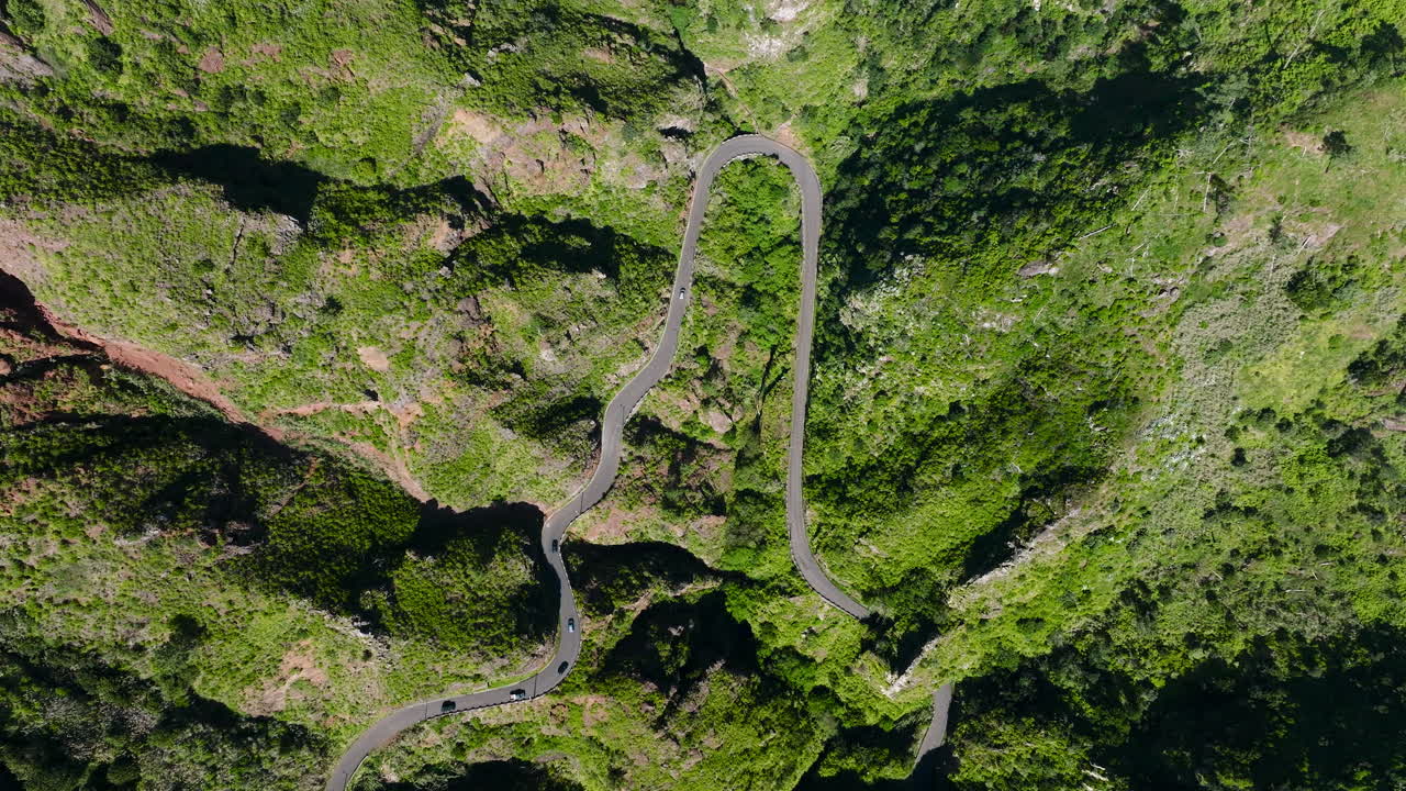 los coches conducen por una carretera alpina con curvas a lo largo del valle, paul do mar, madeira