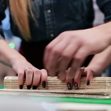 haciendo sushi de salmón, comida japonesa