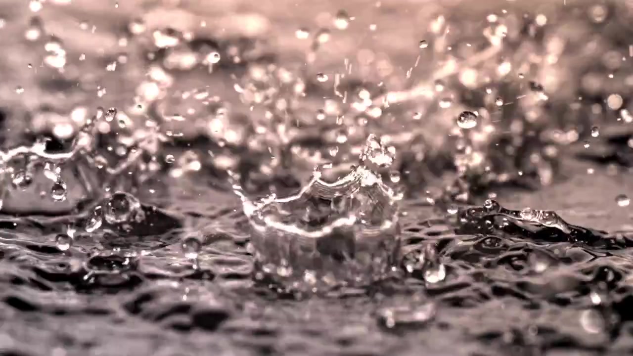Gros plan au ralenti de gouttes d'eau éclaboussant