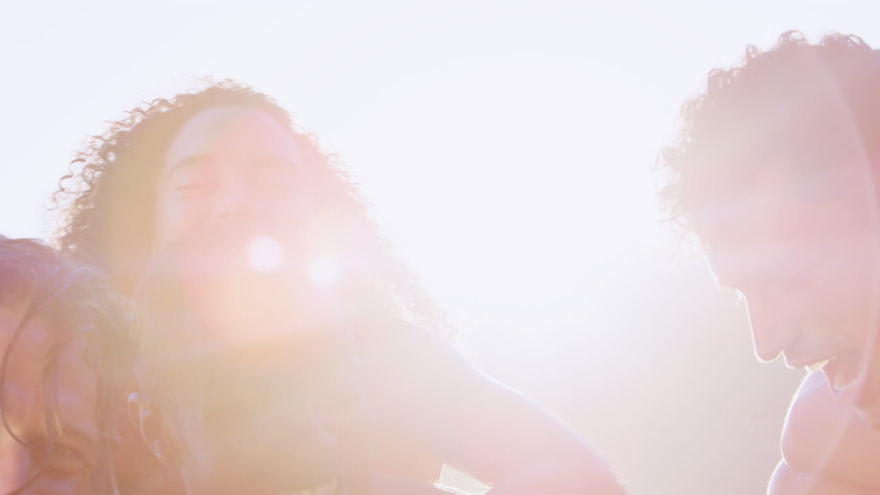 카메라에 미소 짓는 호수에서 재미를 느끼는 친구들의 그룹