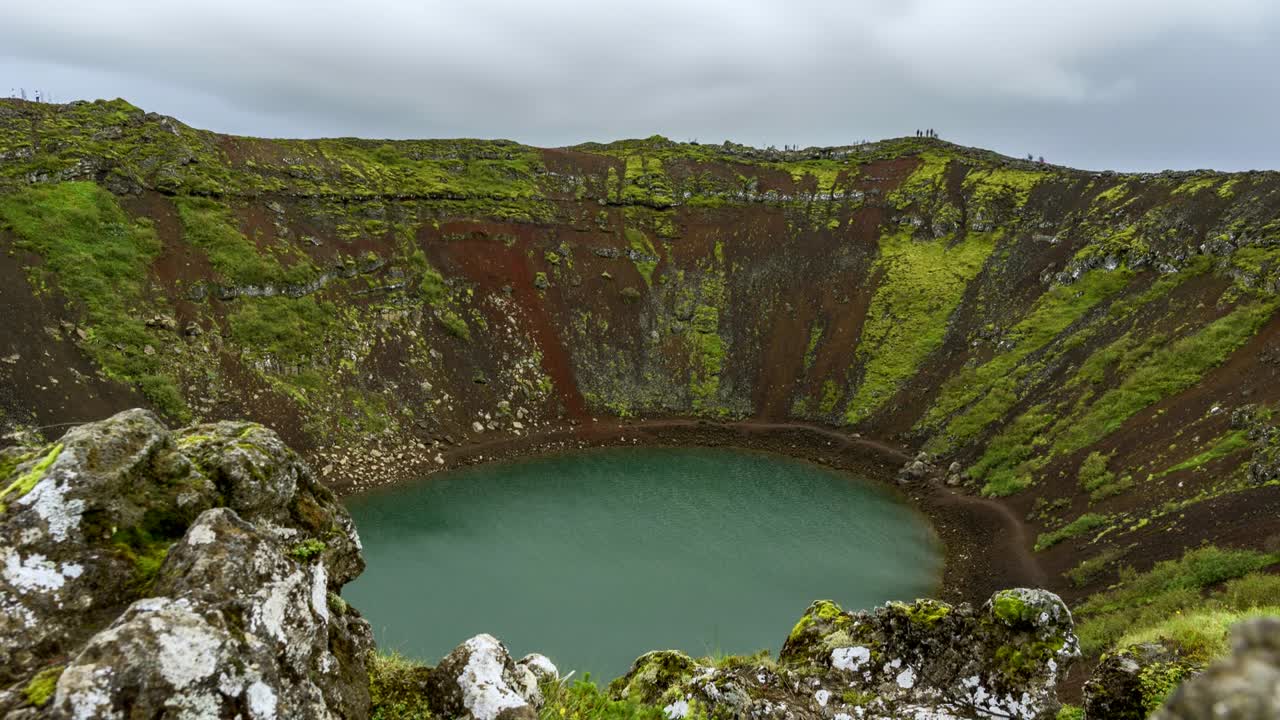 구름이 많은 날 에 케리드 크레이터 호수 의 시간 지연