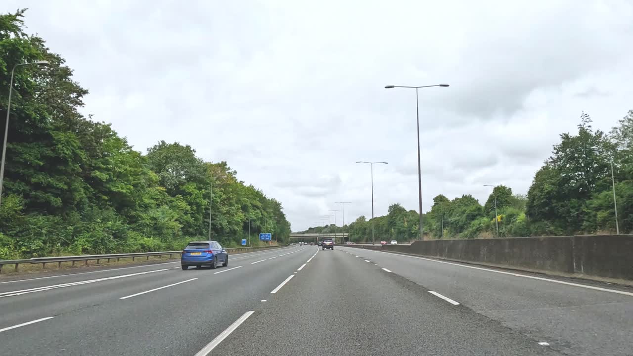 바쁜 도로에서 자동차와 트럭