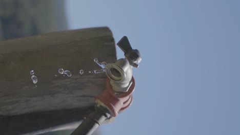 grifo de manguera con fugas de agua en las montañas de la patagonia, argentina