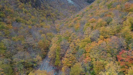 Vista-Aérea,-Camino-En-El-Paso-De-Montaña-De-La-Muesca-Del-Contrabandista-En-Colores-Otoñales-Vermont-Usa