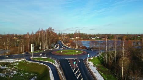 Luftdrohne-über-Asphaltkreisverkehr-Mit-Einem-Auto,-Das-In-Einer-Abgelegenen-Landstadt-Fährt