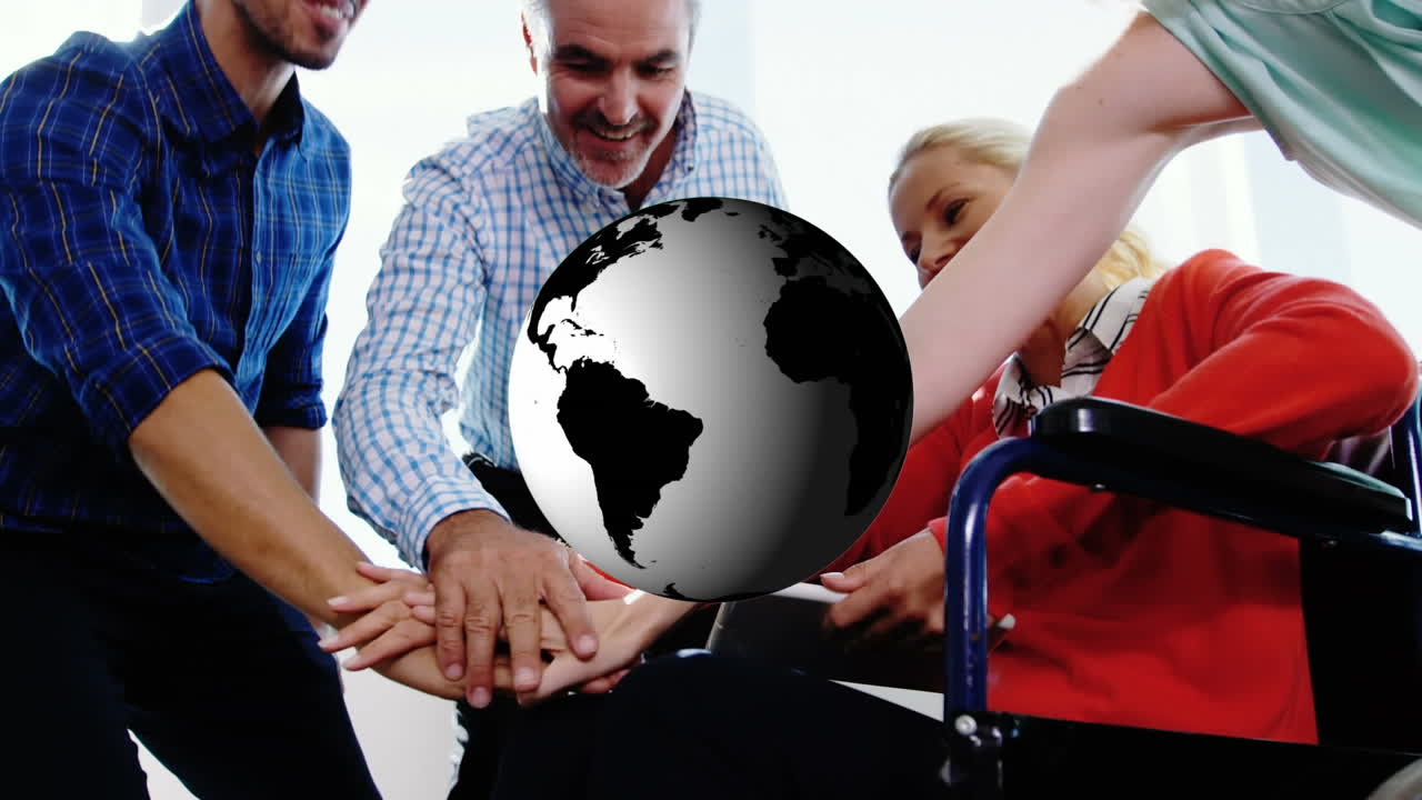 animación del globo sobre diversas personas de negocios en la oficina